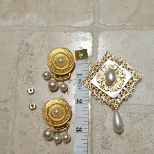 Victorian style gold tone brooch with earrings